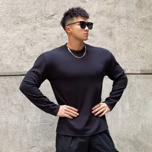 Détail d'un sweat-shirt à manches longues noir texturé pour homme, style décontracté chic