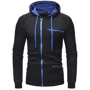 Detailansicht eines schwarzen Herren-Kapuzenpullovers mit blauen Reißverschlüssen und Futter.
