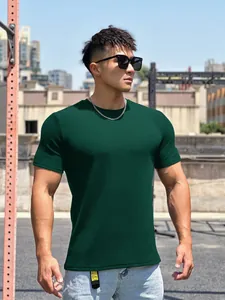 Dettaglio t-shirt sportiva verde scuro ad asciugatura rapida con trama a pelle di serpente