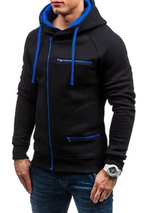 Detailaufnahme eines schwarzen Herren-Kapuzenpullovers mit blauen Reißverschluss-Akzenten