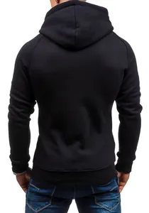 Detailansicht der Rückseite eines schwarzen Herren-Fleece-Hoodies mit Raglanärmeln