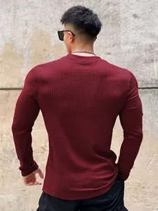 Vue arrière d'un sweat-shirt texturé bordeaux à manches longues pour homme coupe ajustée