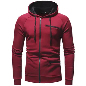 Nahaufnahme eines weinroten Herren-Hoodies mit Stoffstruktur und funktionalem Reißverschluss