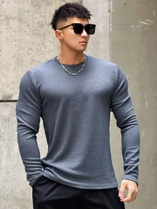 Sweat-shirt à manches longues texturé pour homme en gris, coupe ajustée pour l'automne