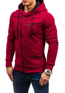 Nahaufnahme eines weinroten Herren-Fleece-Kapuzenpullovers mit schwarzem Reißverschluss.