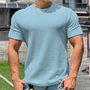Primo piano della t-shirt fitness azzurra con trama dettagliata a pelle di serpente.