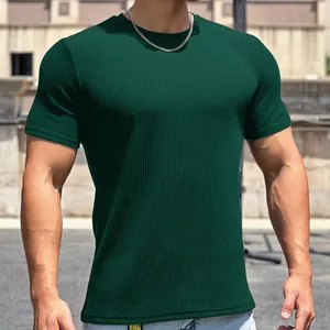 Dettaglio di t-shirt da uomo verde scuro a girocollo con trama a serpente