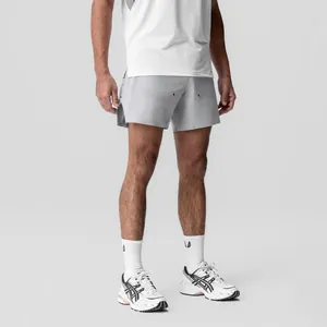 Detailweergave van premium grijze lichtgewicht atletische hardloopshorts voor heren