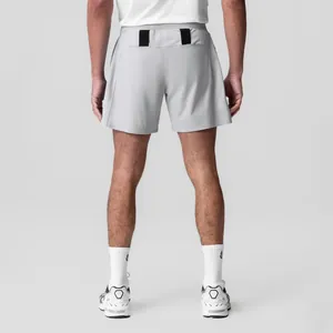 Achteraanzicht van lichtgrijze hardloopshorts voor heren voor zomerse fitnesstraining