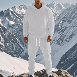 Vista dettagliata della felpa con cappuccio e pantaloni jacquard bianchi da uomo in montagna