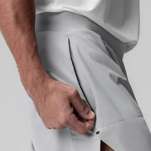 Detailopname van een veilige ritszak op een grijze hardloopbroek voor heren voor actieve sport
