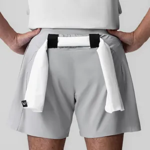 Achterdetail grijze sportshort met geïntegreerde handdoeklus
