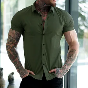 Chemise boutonnée à manches courtes coupe slim athlétique en vert olive pour homme