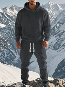 Tuta da uomo jacquard grigio scuro con cappuccio e motivo a maglia in ambiente montano
