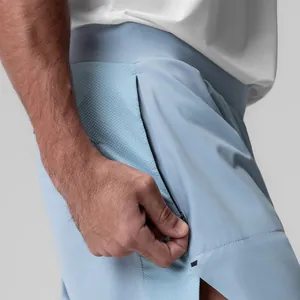 Detailopname van lichtblauwe heren sportshort met zijzak met rits en ademende mesh-textuur