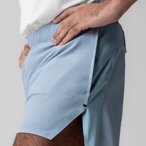 Gedetailleerde macro-weergave van de lichtblauwe sportshort voor heren met ademend mesh