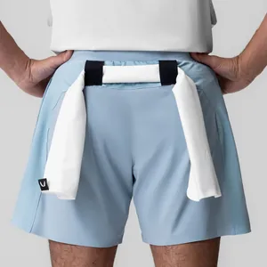 Achterdetail van blauwe herensportshort met handige lus voor een witte sporthanddoek