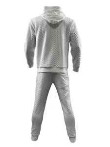 Vista posteriore del set felpa con cappuccio e joggers jacquard bianchi da uomo