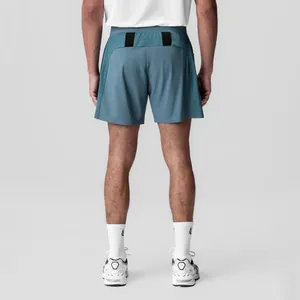 Detail achteraanzicht van petrolblauwe heren sportshort voor hardlopen en fitness trainingen
