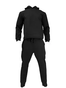 Vista dettagliata della trama jacquard della felpa nera con cappuccio e pantaloni