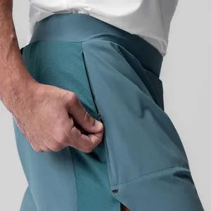 Detail van een heren sportshort met een verborgen ritszak en ademende mesh zijpanelen.