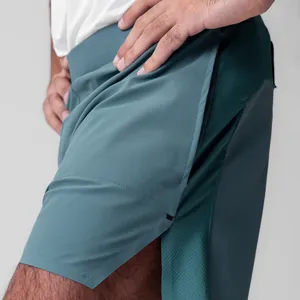 Detail van ademende mesh-stof en zijsplit op deze sportieve korte broek voor heren buiten