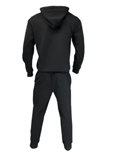 Vista posteriore della felpa con cappuccio e pantaloni jacquard neri con motivo a rombi