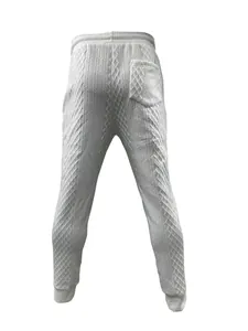 Dettaglio posteriore dei pantaloni jogger da uomo in jacquard bianco con texture