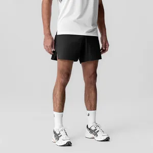 Gedetailleerd zijaanzicht van de zwarte hardloopshorts voor heren met zijsplit design