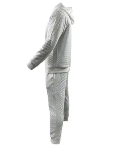 Dettaglio del profilo laterale del set felpa con cappuccio e pantaloni jacquard