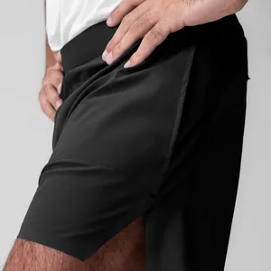 Detailopname van zwarte sportshorts voor heren met zijsplit en fijne stoftextuur