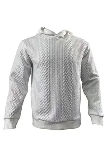 Vista dettagliata del complesso motivo jacquard bianco su questa felpa con cappuccio