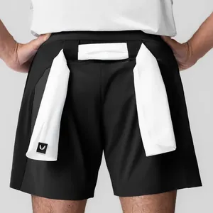 Achterkant detail van zwarte sportshort voor heren met witte handdoeklussen voor sportschool.