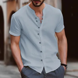 Détail d'une chemise décontractée pour hommes en coton et lin avec col Henley vintage