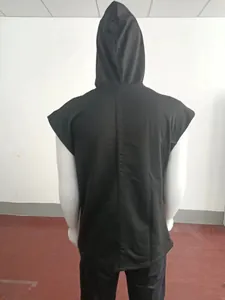 Πίσω όψη ενός casual ανδρικού μαύρου αμάνικου φούτερ με κουκούλα σε άνετη αθλητική γραμμή