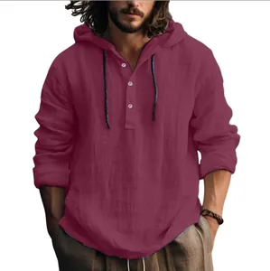 Detailopname van bordeauxrode katoen-linnen hoodie voor heren met knoopsluiting