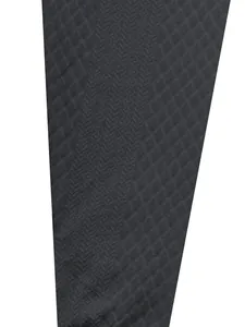 Vista macro della trama del tessuto jacquard grigio scuro di questo set sportivo uomo
