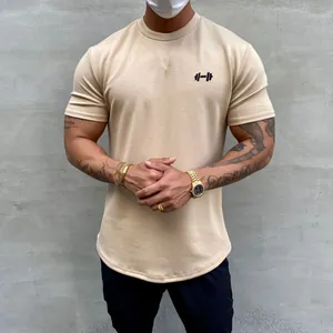 Nahaufnahme von beigem Slim Fit Muskel-T-Shirt mit abgerundetem Saum und Hantel-Logo