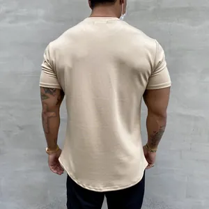 Rückansicht von Herren Slim-Fit Muskel-T-Shirt mit abgerundetem Saum in Beige