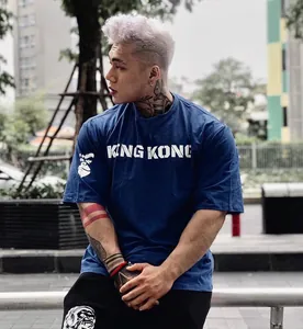 Detalle de camiseta azul de algodón de gran tamaño para hombre con estampado King Kong