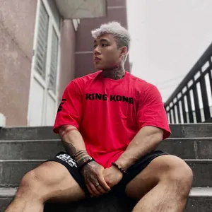 Primer plano de una camiseta de fitness roja oversize para hombre con estampado KING KONG