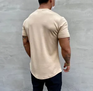 Detail-Rückansicht eines beigen Slim-Fit-Herren-T-Shirts mit modischem Rundsaum