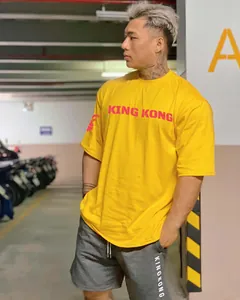 Modelo asiático con camiseta deportiva de algodón amarillo brillante de corte oversize