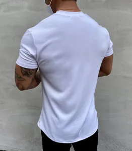 Rückenansicht eines weißen Slim-Fit-Baumwoll-T-Shirts mit modischem Saum.