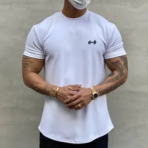 Detail eines weißen Herren Muskel-T-Shirts mit abgerundetem Saum und Fitness-Print