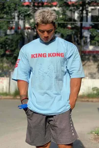 Detalle de camiseta de fitness oversize azul claro con estampado rojo de King Kong