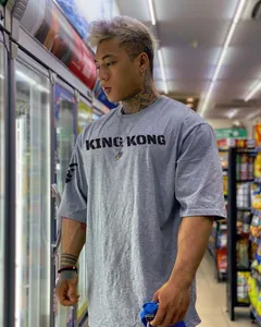 Camiseta deportiva gris oversize de puro algodón con estampado de King Kong en el pecho
