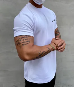 Nahaufnahme eines weißen, eng anliegenden Muskel-T-Shirts mit Logo und sportlicher Passform