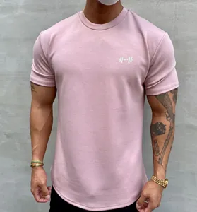 Detailansicht eines rosafarbenen, eng anliegenden Bodybuilding-T-Shirts für Herren
