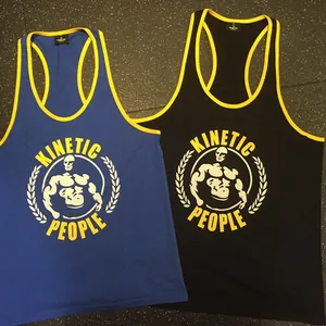 Detailansicht von blauen und schwarzen Baumwoll-Gym-Tanktops mit Bodybuilding-Aufdruck